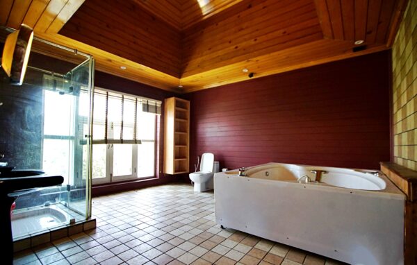 Luxury Room 303 - Image 4