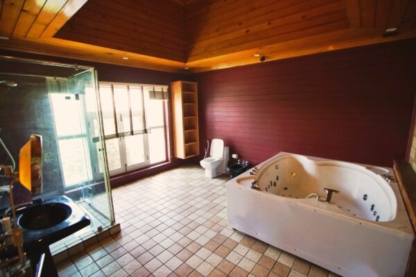 Luxury Room 303 - Image 3