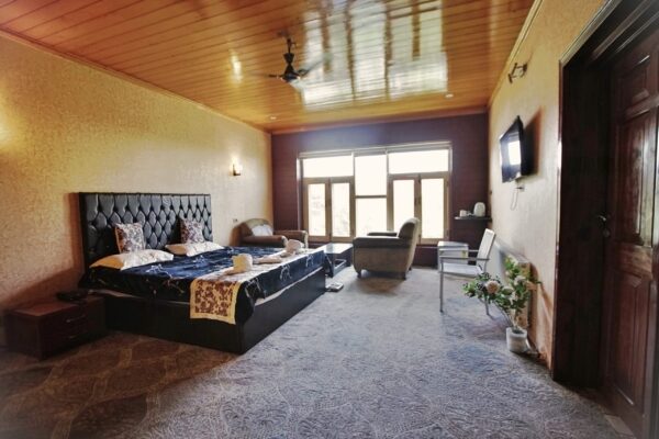Luxury Room 303 - Image 5